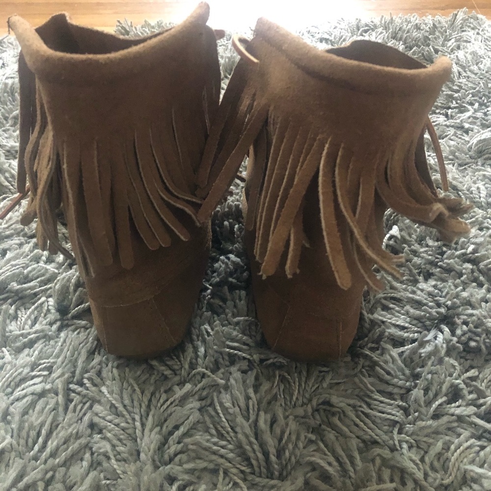 Minnetonka Tramper suede lace fringe moccasin boot - Picture 3 of 8